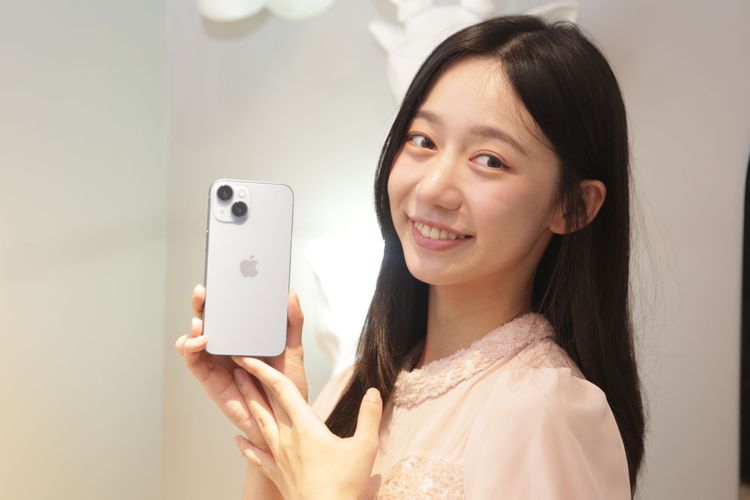 iPhone 14 合手的 6.1 吋大小，旗艦效能搭配雙鏡頭並且相對平價。翁玉信攝