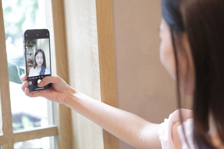 改成膠囊狀的動態島介面，前鏡頭自拍也跟著提升。翁玉信攝