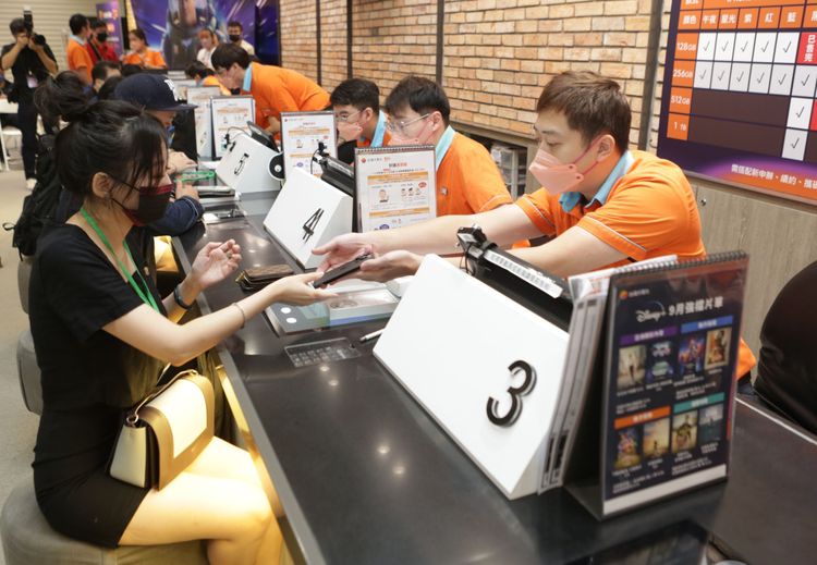 台灣大哥大今年以包場形式讓VIP搶先購機。翁玉信攝