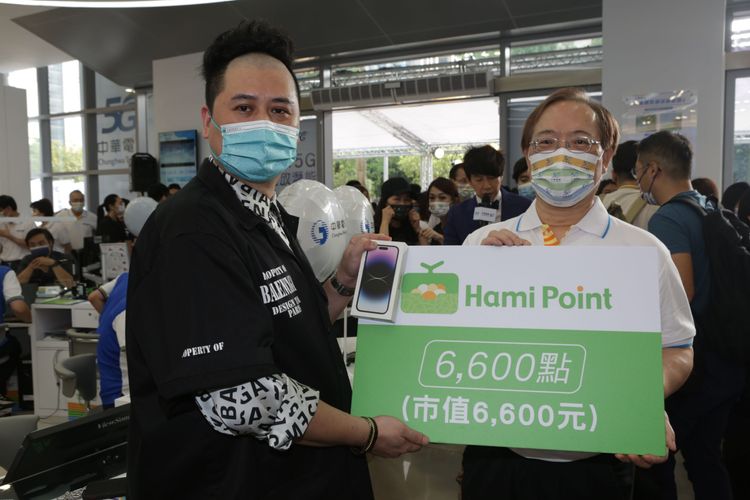除了3600元優惠券及Air Pods Pro之外，中華電信董事長謝繼茂(右)宣布加碼贈送頭香許先生6600點Hami Point，每點等同1元。翁玉信攝