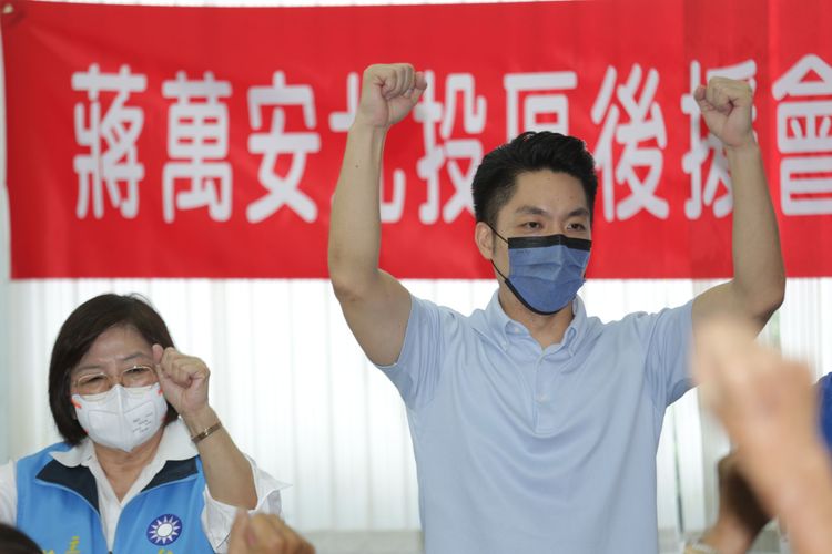 黃呂錦茹（左）現場介紹後援會成員幹部時，口誤喊到對手名字。翁玉信攝