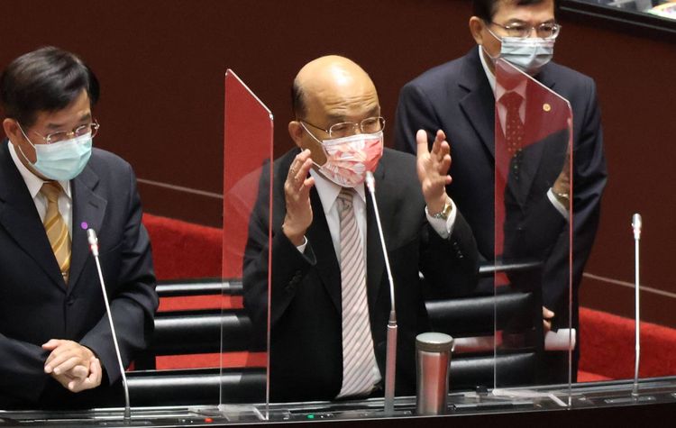 蘇貞昌及教育部長潘文忠（左）列席備詢。莊宗達攝