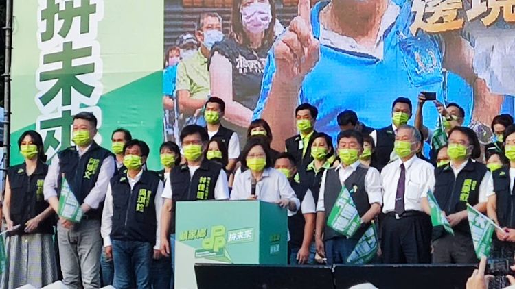 總統蔡英文到場站台輔選。莊淇鈞攝