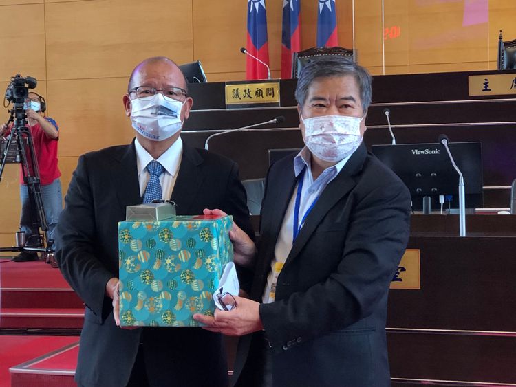 議長張清照親自頒發禮物給有「永遠議長」之稱的何敏誠。曾雪蒨攝