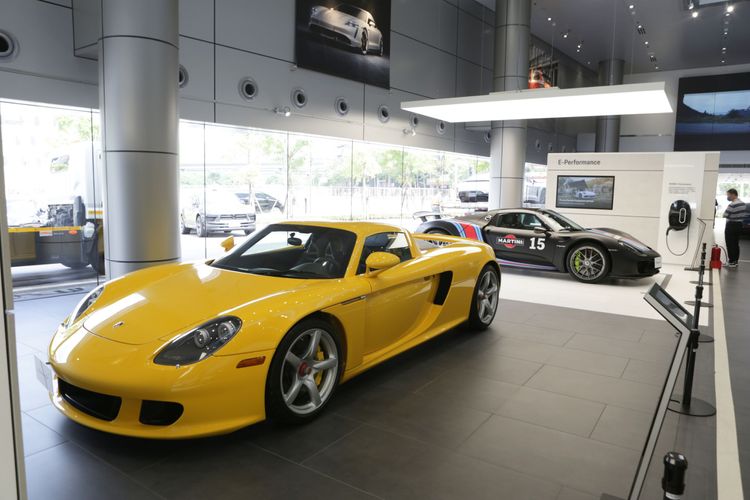 Carrera GT是極具代表性的近代蛙王，後方則是918 Spyder。翁玉信攝