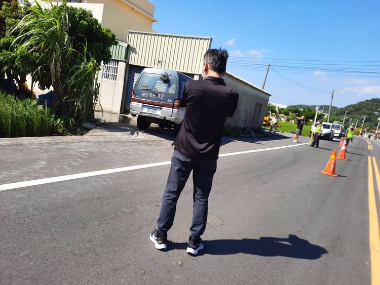 肇事廂型車逆向自撞民宅，駕駛一度生命徵象弱勢，警方到場採證。民眾提供