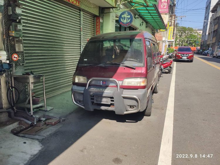 該貨車停在他人住家門口近兩年。曹嘉豪提供
