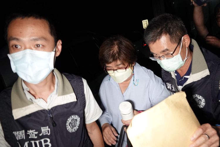 吳秋齡於6日深夜被宜蘭縣調查站人員帶往宜蘭地檢署複訊。林泊志攝