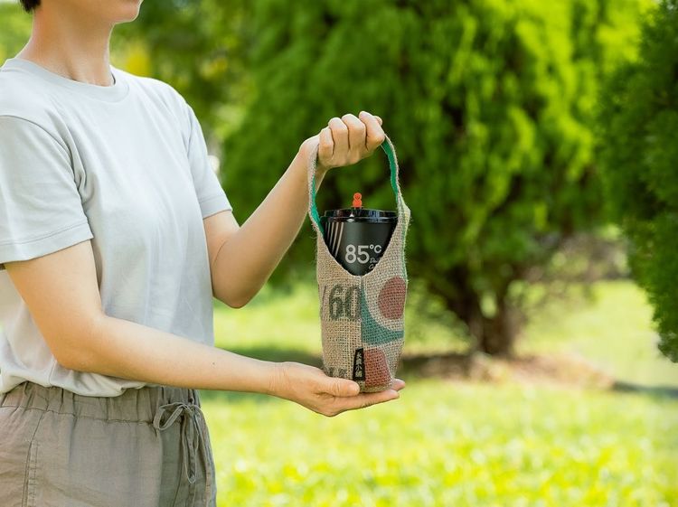 10/1至85℃全台門市購買指定咖啡同品項2杯，第2杯特價25元，另可以89-99元換購環保提袋或零錢包。業者提供