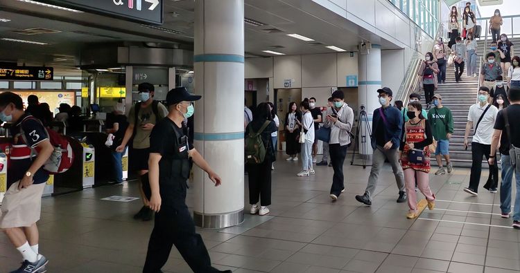 北捷文湖線今早列車異常，影響許多上班民眾。 翁玉信攝