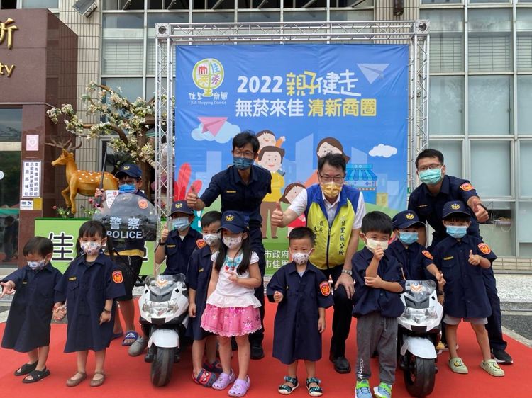 小朋友興奮上台合影。警方提供