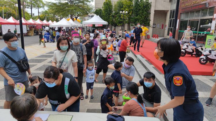 家長早早帶小朋友來報名。警方提供