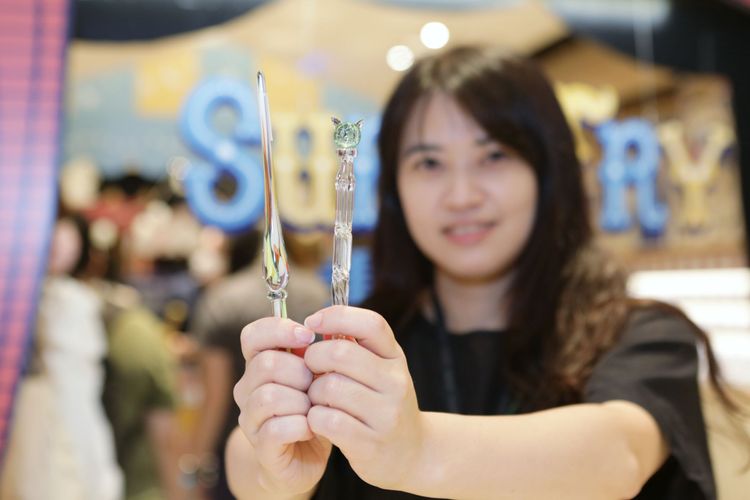 (左)新竹內灣手作玻璃筆 極光璀璨，售價1780元；皮爾卡登i-Meow，售價1000元。翁玉信攝