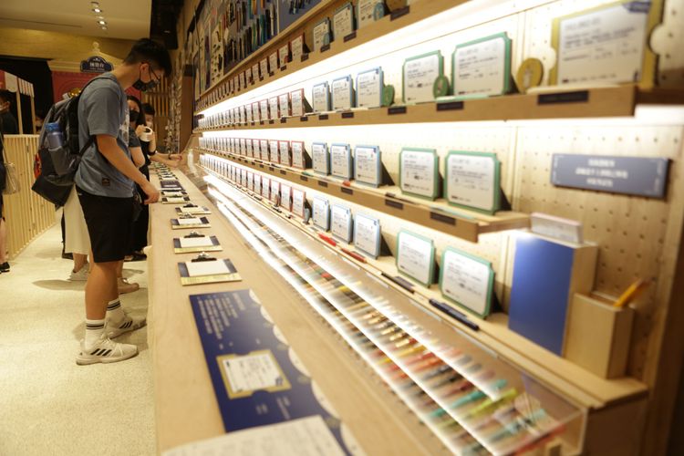 現場展出筆、墨、紙、印等2000種商品。翁玉信攝