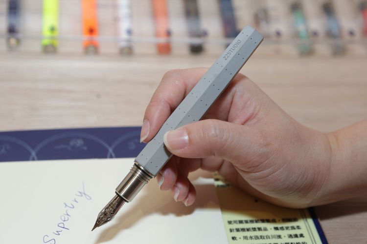22STUDIO清水模鋼筆，售價4500元。翁玉信攝