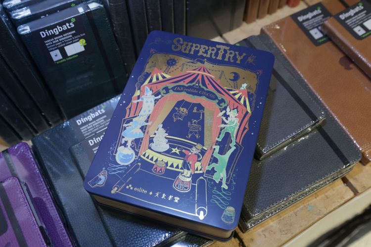 外型為仿精裝書設計的鐵製書盒。翁玉信攝