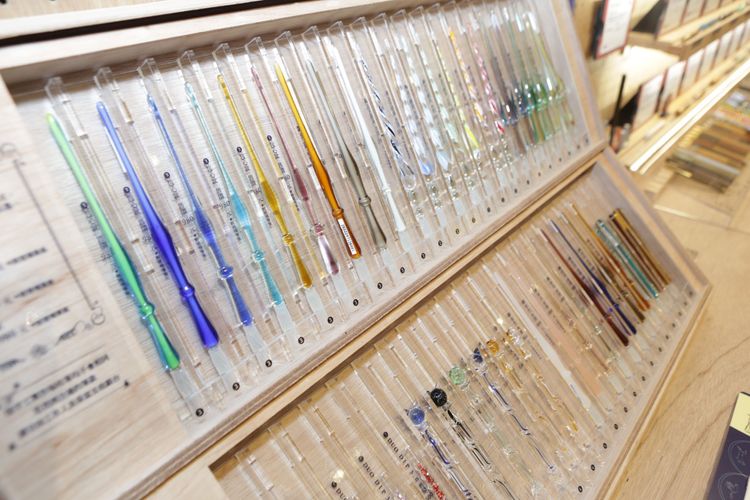 玻璃筆以手工燒製，在光線折射下外觀非常吸睛。翁玉信攝