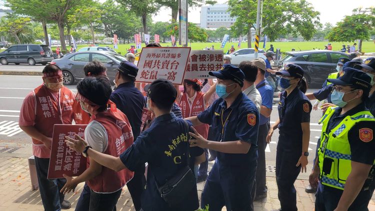 警方將基進黨人帶回原地。劉榮輝攝。