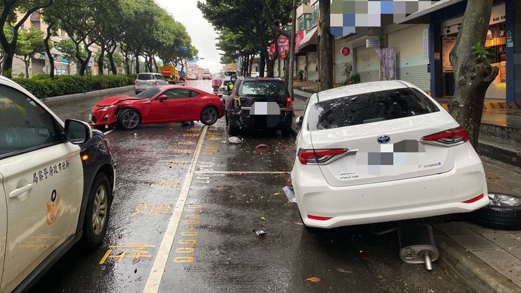這輛紅色86跑車撞上路旁轎車後車身打轉。林口警分局提供