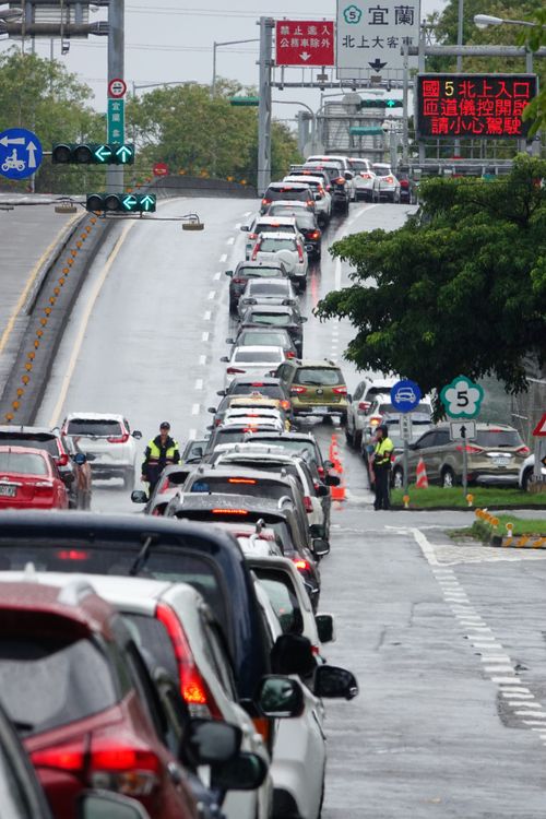 警方在閘道口進行控管。林泊志攝