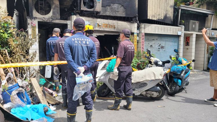 南市消防局火調人員今早進入現場鑑識。劉榮輝攝
