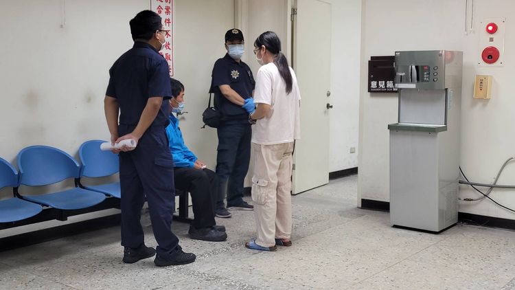 死者女兒與女婿下午至解剖中心相驗。劉榮輝攝