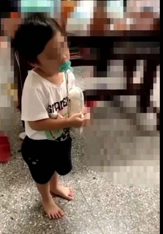  兩歲男童到幼兒園上課，下課時卻疑遭不當對待，歪頭回家。市議員林祈烽提供