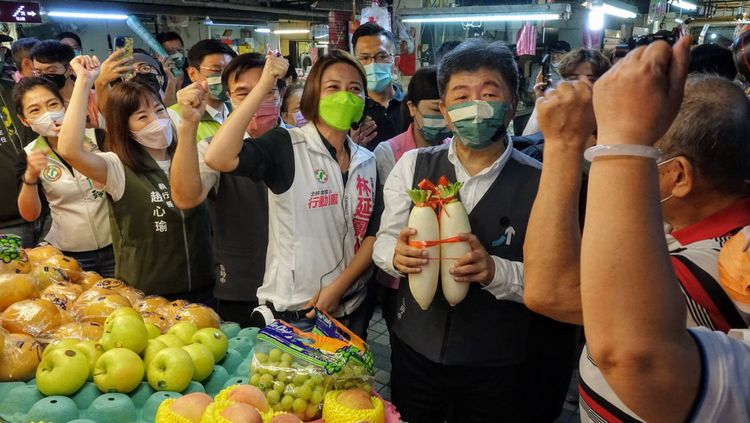 支持攤商送陳時中「好彩頭」祝賀。莊宗達攝