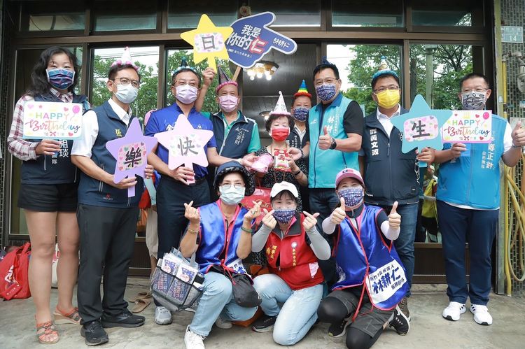 林耕仁今天除前往三民里拜票，也訪視87歲的奶奶蔡周玉，在中秋節和重陽敬老前夕表達關懷之意。林耕仁團隊提供