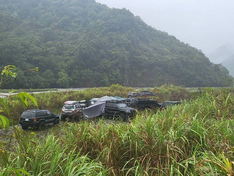 怪手開挖助受困10車23人脫困。翻攝照片