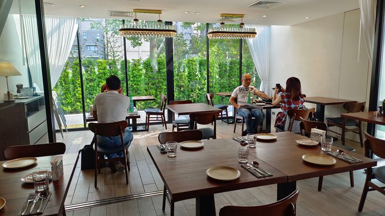  單身女性在朋友聚會中，有機會認識新的朋友。 示意圖／資料照