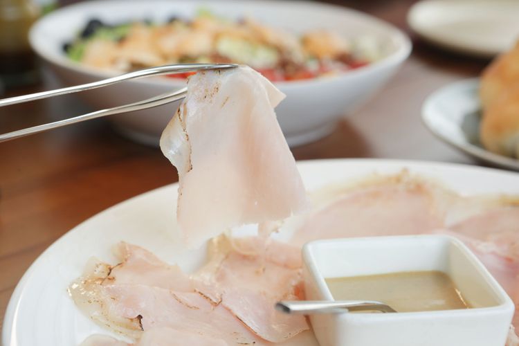 西班牙微燻鄉村熟火腿的醬料是芹菜籽咖啡醬，是鄧有癸愛吃的早餐。售價580元。翁玉信攝