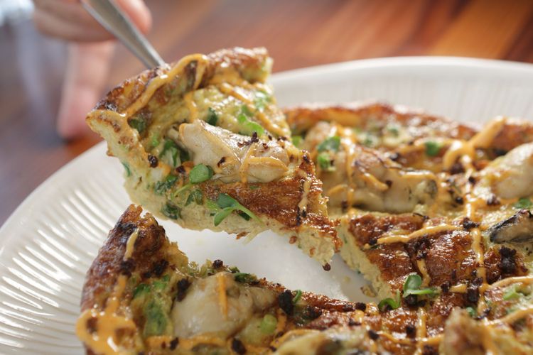 自家蚵仔煎蛋，蚵仔超大顆海味滿滿售價420元。翁玉信攝