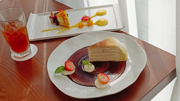 日式千層蛋糕230元與莓果布蕾起司塔210元。翁玉信攝