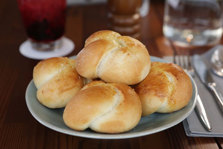 楓糖香麵包售價三個135元。翁玉信攝