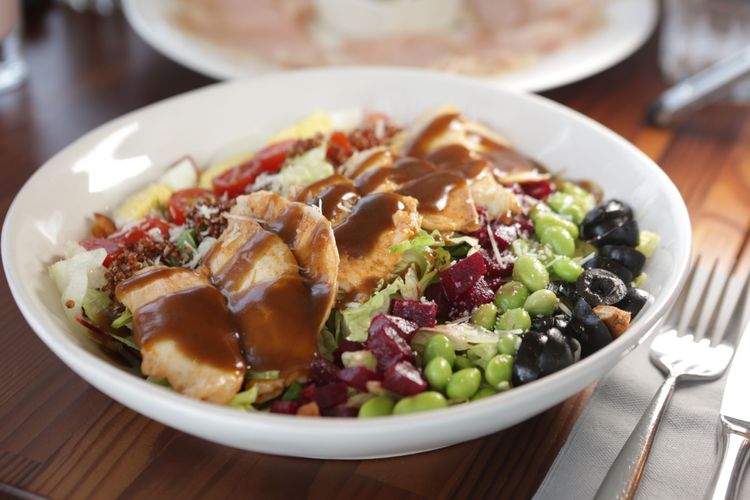 豐富沙拉550元。翁玉信攝