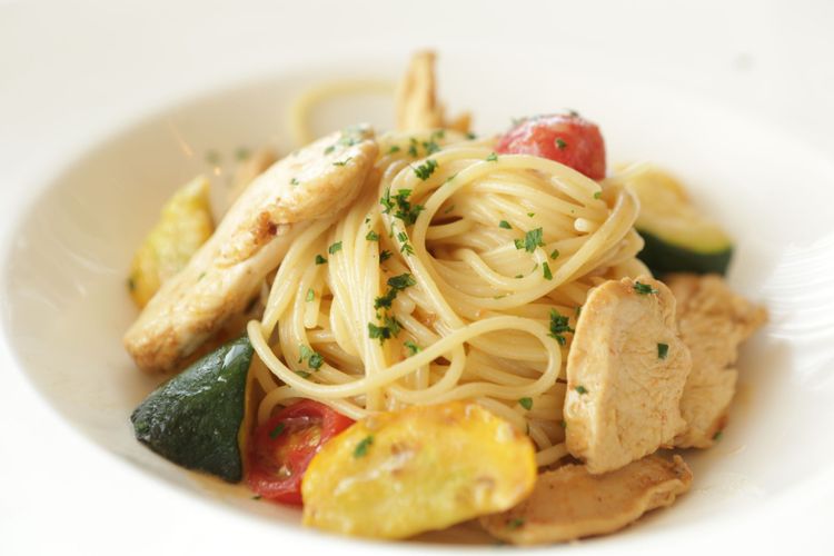 雙色櫛瓜雞肉義大利麵450元。翁玉信攝