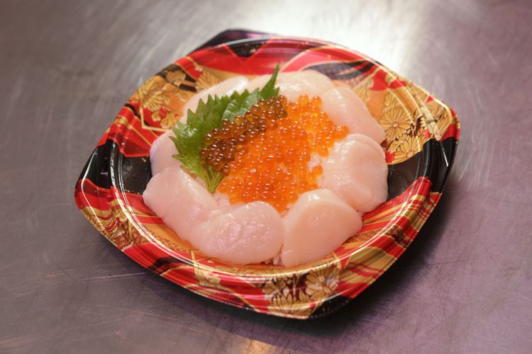 日本北海道產貝柱蓋飯。翁玉信攝