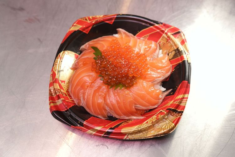 豪華親子鮭魚蓋飯。翁玉信攝