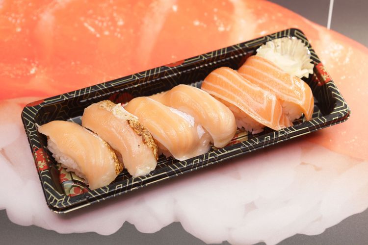 鮭魚壽司拼盤售價120元。翁玉信攝