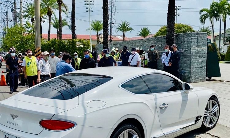 賓客陸續赴宴。名單保密到家。王志弘攝