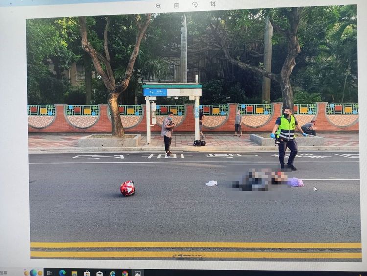 老翁遭撞倒地，警方到場採證。警方提供