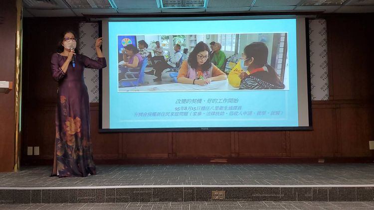 武氏芳恆於移的「新住民家庭教育暨法令宣導」課程中，分享她的奮鬥歷程。移民署提供