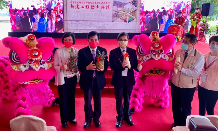 行政院秘書長李孟諺（中）、教育部長潘文忠、國家圖書館館長曾淑賢獻上祝福。王志弘攝