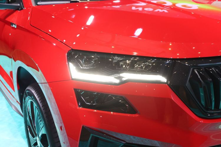 小改款Karoq全車系都搭載 Matrix LED 智慧複眼頭燈。翁玉信攝