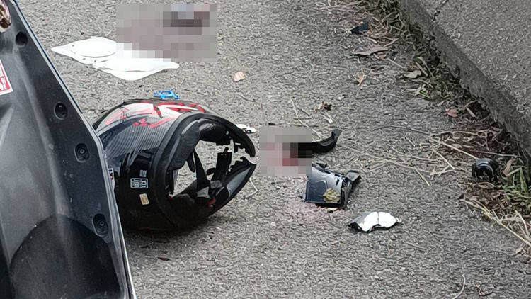 安全帽撞到爆裂，顯見撞擊力道十分驚人。民眾提供