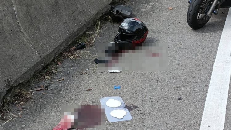 巨大撞擊力道，將堅固的安全帽撞爆裂。民眾提供