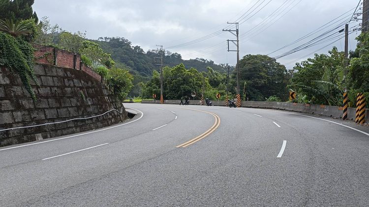 台三線獅潭鄉多轉彎路段，今天中午水發生機車自撞、騎士慘死悲劇。民眾提供