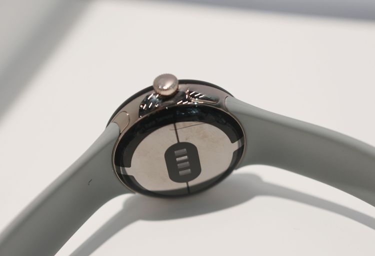 錶背感測器位置。翁玉信攝