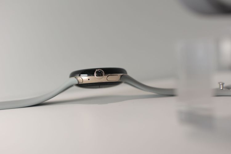 不鏽鋼錶殼右側的觸動式錶冠和側面按鈕。翁玉信攝